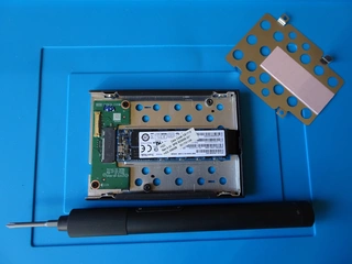 Geöffnetes Gehäuse eines SSD Datenträgers