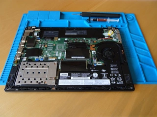 Laptop zur Reparatur geöffnet auf einer Arbeitsunterlage